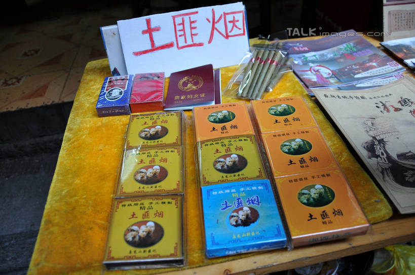 无人,横图,俯视,室外,白天,购物,度假,阅读,消费,美景,桌子,城市风光,城市,杂志,香烟,中国,亚洲,一排,许多,学习,朦胧,模糊,整齐,凤凰,标志,文字,字符,办公桌,景观,娱乐,标识,排列,看,享受,休闲,汉字,烟,景色,放松,读书,浏览,金融,队列,中文,选购,贸易,东亚,湖南,湖南省,凤凰古城,中华人民共和国,血拼,国文,华文,华中地区,湘,凤凰县,卷烟,烟草,纸烟,彩图,高角度拍摄,shsgf1