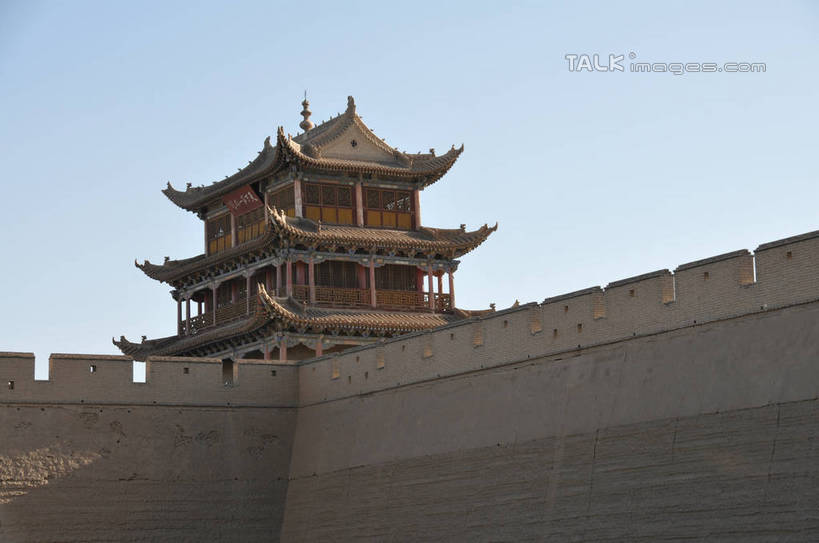 无人,横图,室外,白天,仰视,旅游,度假,石头,名胜古迹,标志建筑,地标,建筑,中国,亚洲,一排,许多,阴影,朦胧,模糊,遗迹,整齐,光线,石子,瓦片,影子,墙,屋顶,顶棚,瓦,古迹,文物,娱乐,建设,城墙,古建筑,墙壁,墙面,排列,蓝色,蓝天,天空,阳光,天,享受,休闲,旅游胜地,放松,建造,晴朗,队列,古文明,东亚,屋瓦,甘肃,甘肃省,嘉峪关,万里无云,中华人民共和国,西北地区,甘,嘉峪关市,瓮城,石块,岩石,晴空,晴空万里,彩图,低角度拍摄,shsgf1