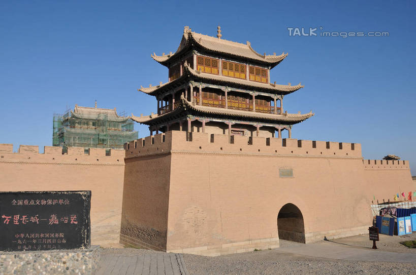 无人,栏杆,横图,室外,白天,仰视,旅游,度假,石头,名胜古迹,标志建筑,地标,建筑,旗帜,中国,亚洲,阴影,朦胧,模糊,遗迹,光线,石子,瓦片,影子,墙,屋顶,围栏,顶棚,瓦,古迹,文物,娱乐,旗子,建设,城墙,古建筑,护栏,墙壁,墙面,蓝色,蓝天,天空,阳光,天,享受,休闲,旅游胜地,放松,建造,晴朗,古文明,东亚,屋瓦,甘肃,甘肃省,嘉峪关,万里无云,中华人民共和国,旌旗,旗号,西北地区,甘,嘉峪关市,瓮城,石块,岩石,晴空,晴空万里,彩图,低角度拍摄,shsgf1