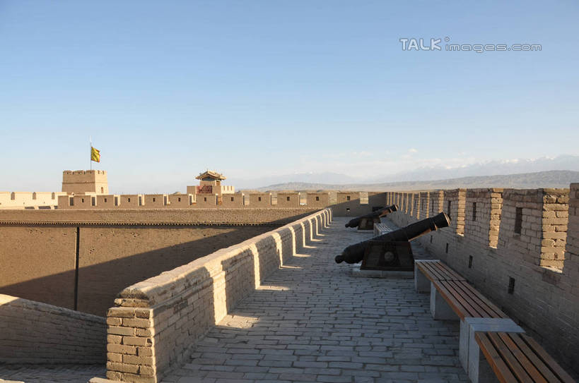 无人,横图,室外,白天,正面,旅游,度假,竞争,高科技,科技,石头,名胜古迹,标志建筑,地标,建筑,旗帜,椅子,中国,亚洲,一排,许多,对抗,阴影,朦胧,模糊,遗迹,整齐,冲突,飘扬,军事,光线,科学,石子,影子,木椅,墙,古迹,破坏,文物,娱乐,旗子,建设,城墙,古建筑,墙壁,墙面,排列,蓝色,蓝天,天空,阳光,天,享受,休闲,武器,旅游胜地,放松,战争,工业,炮台,晴朗,飘逸,损坏,攻击,恐怖,威胁,队列,对立,矛盾,兵器,飞扬,防御,古文明,东亚,军方,军工业,甘肃,甘肃省,嘉峪关,国防,万里无云,中华人民共和国,敌对,挫败,斗争,抗拒,抗衡,杀伤,威慑,旌旗,旗号,西北地区,甘,嘉峪关市,危险,石块,岩石,晴空,晴空万里,彩图,shsgf1