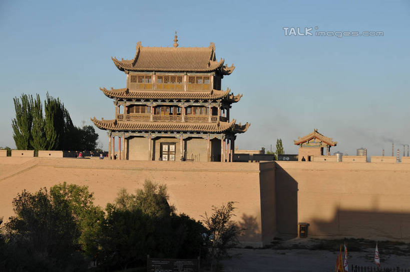 无人,横图,室外,白天,正面,旅游,度假,名胜古迹,植物,标志建筑,地标,建筑,中国,亚洲,阴影,遗迹,光线,影子,楼,古迹,文物,娱乐,建设,城墙,古建筑,树,树木,蓝色,绿色,蓝天,天空,阳光,自然,天,享受,休闲,旅游胜地,放松,生长,晴朗,成长,古文明,东亚,甘肃,甘肃省,嘉峪关,万里无云,中华人民共和国,西北地区,甘,嘉峪关市,瓮城,晴空,晴空万里,彩图,shsgf1