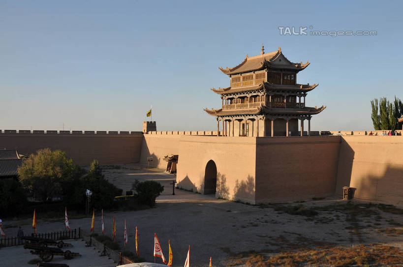 无人,横图,俯视,室外,白天,旅游,度假,名胜古迹,植物,标志建筑,地标,建筑,旗帜,中国,亚洲,一排,阴影,遗迹,整齐,并列,并排,光线,影子,楼,古迹,文物,娱乐,旗子,建设,城墙,古建筑,树,树木,排列,蓝色,绿色,蓝天,天空,阳光,自然,天,享受,休闲,旅游胜地,放松,生长,晴朗,成长,队列,平行,古文明,东亚,甘肃,甘肃省,嘉峪关,万里无云,中华人民共和国,旌旗,旗号,西北地区,甘,嘉峪关市,瓮城,晴空,晴空万里,彩图,高角度拍摄,shsgf1