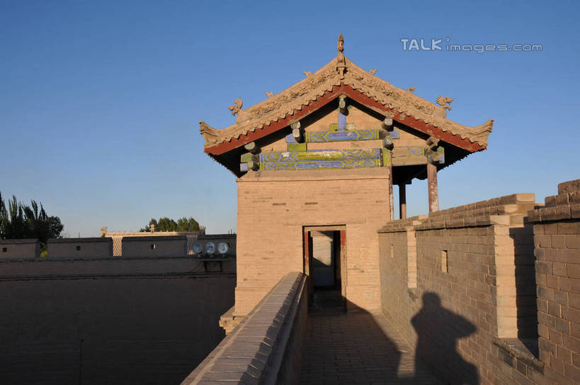 无人,栏杆,横图,室外,白天,正面,旅游,度假,名胜古迹,植物,门,标志建筑,地标,建筑,中国,亚洲,阴影,遗迹,光线,影子,楼,墙,围栏,古迹,文物,娱乐,建设,城墙,古建筑,护栏,墙壁,墙面,树,树木,蓝色,绿色,蓝天,天空,阳光,自然,门框,天,享受,休闲,旅游胜地,放松,生长,晴朗,成长,古文明,东亚,甘肃,甘肃省,嘉峪关,万里无云,中华人民共和国,西北地区,甘,嘉峪关市,晴空,晴空万里,彩图,shsgf1