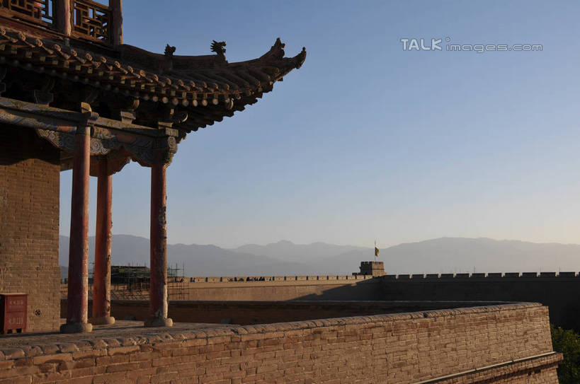 无人,横图,室外,白天,正面,旅游,度假,名胜古迹,标志建筑,地标,建筑,中国,亚洲,一排,阴影,遗迹,整齐,光线,影子,柱子,楼,墙,古迹,文物,娱乐,建设,城墙,古建筑,墙壁,墙面,排列,蓝色,蓝天,天空,阳光,天,享受,休闲,旅游胜地,放松,晴朗,队列,古文明,东亚,甘肃,甘肃省,嘉峪关,万里无云,中华人民共和国,西北地区,甘,嘉峪关市,瓮城,晴空,晴空万里,彩图,shsgf1