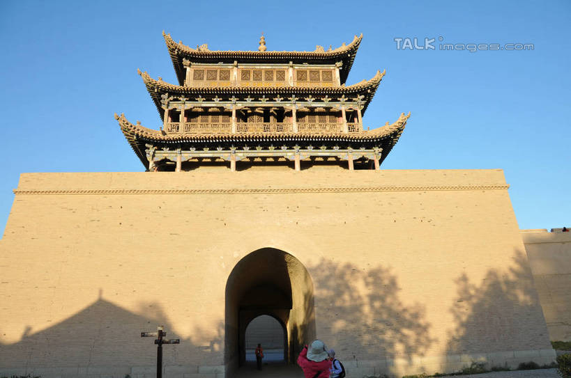 无人,横图,室外,白天,仰视,旅游,度假,名胜古迹,门,标志建筑,地标,建筑,中国,亚洲,阴影,遗迹,光线,影子,楼,墙,拱门,古迹,文物,娱乐,建设,城墙,古建筑,墙壁,墙面,蓝色,蓝天,天空,阳光,门框,天,享受,休闲,旅游胜地,放松,晴朗,古文明,东亚,甘肃,甘肃省,嘉峪关,万里无云,中华人民共和国,西北地区,甘,嘉峪关市,瓮城,晴空,晴空万里,彩图,低角度拍摄,shsgf1