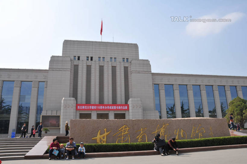 东方人,高楼大厦,站,坐,走,横图,室外,白天,正面,度假,办公楼,美景,植物,楼梯,城市风光,城市,大厦,建筑,摩天大楼,写字楼,旗帜,中国,亚洲,阴影,服装,光线,标志,文字,影子,字符,阶梯,景观,云,云朵,许多人,云彩,注视,休闲装,黄种人,娱乐,标识,旗子,台阶,树,树木,衣服,蓝色,绿色,白云,蓝天,天空,阳光,自然,楼宇,天,观察,看,站着,一群人,享受,休闲,休闲服,汉字,商务楼,景色,放松,服饰,生长,晴朗,成长,观看,察看,关注,中文,东亚,甘肃,甘肃省,中华人民共和国,省会,国文,华文,旌旗,旗号,西北地区,兰州,兰州市,甘,兰州市博物馆,男人,男性,年轻男性,年轻女性,女人,女性,亚洲人,晴空,步行,散步,站立,走路,坐着,彩图,全身,大楼,高层建筑,高楼,摩天楼,shsgf1