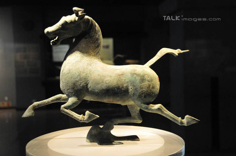 无人,博物馆,跑,横图,室内,白天,正面,锻炼,度假,运动,美景,城市风光,城市,马,野生动物,雕塑,中国,亚洲,阴影,研究,艺术,装饰,光线,雕刻,雕像,影子,景观,灯光,教育,注视,娱乐,一匹,动物,工艺品,观察,看,张嘴,享受,休闲,景色,放松,运输,牲畜,观看,纪念,展览,美术,察看,关注,欣赏,主题,陈列,张大嘴巴,东亚,甘肃,甘肃省,中华人民共和国,省会,功能,美学,西北地区,兰州,兰州市,甘,典藏,马踏飞燕,兰州市博物馆,体育,张开嘴,跑步,彩图,全身,健身,shsgf1