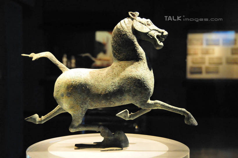 无人,博物馆,跑,横图,室内,白天,正面,锻炼,度假,运动,美景,城市风光,城市,马,野生动物,雕塑,中国,亚洲,阴影,研究,艺术,装饰,光线,雕刻,雕像,影子,景观,灯光,教育,注视,娱乐,一匹,动物,工艺品,观察,看,张嘴,享受,休闲,景色,放松,运输,牲畜,观看,纪念,展览,美术,察看,关注,欣赏,主题,陈列,张大嘴巴,东亚,甘肃,甘肃省,中华人民共和国,省会,功能,美学,西北地区,兰州,兰州市,甘,典藏,马踏飞燕,兰州市博物馆,体育,张开嘴,跑步,彩图,全身,健身,shsgf1