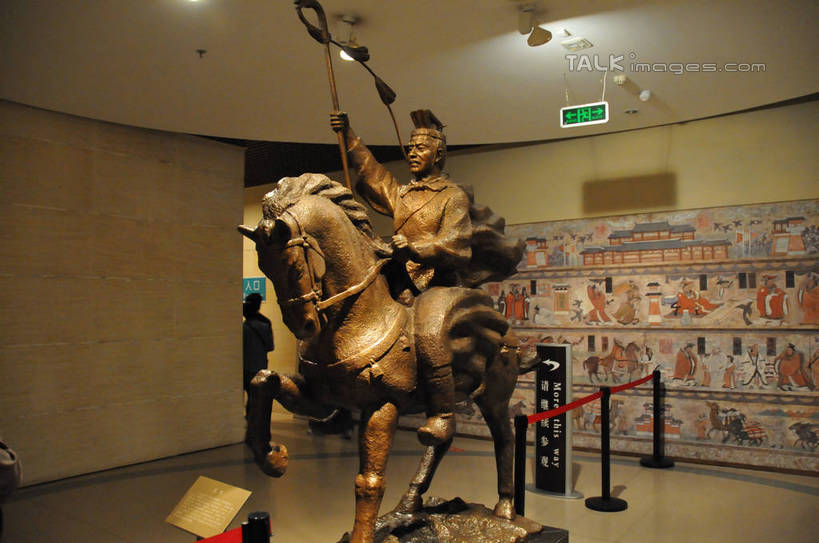 东方人,一个人,无人,博物馆,坐,举,横图,室内,白天,正面,民族服装,度假,美景,城市风光,城市,马,野生动物,雕塑,中国,亚洲,仅一个男性,仅一个人,握,服装,研究,艺术,装饰,雕刻,雕像,景观,教育,拿,拿着,注视,黄种人,娱乐,仅一个年轻男性,衣服,动物,工艺品,观察,看,托,享受,休闲,景色,放松,握着,运输,服饰,牲畜,观看,纪念,展览,美术,察看,衣着,穿着,关注,欣赏,主题,鞭子,陈列,东亚,甘肃,甘肃省,中华人民共和国,省会,功能,美学,西北地区,兰州,兰州市,甘,衣饰,典藏,兰州市博物馆,男人,男性,年轻男性,亚洲人,举起,举手,举着,向上举,向上伸,向上托,坐着,彩图,全身,传统服装,民俗服,shsgf1