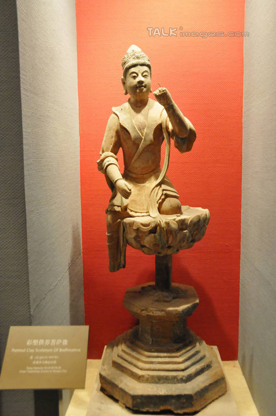 东方人,一个人,无人,博物馆,站,举,竖图,室内,白天,正面,度假,美景,城市风光,城市,雕塑,中国,亚洲,仅一个男性,仅一个人,仅一个中年男性,阴影,研究,艺术,装饰,光线,雕刻,雕像,影子,景观,灯光,教育,注视,黄种人,娱乐,工艺品,观察,看,托,站着,享受,休闲,景色,放松,观看,纪念,展览,美术,察看,关注,欣赏,主题,陈列,东亚,甘肃,甘肃省,中华人民共和国,省会,功能,美学,西北地区,兰州,兰州市,甘,典藏,兰州市博物馆,男人,男性,中年男性,亚洲人,举起,举手,举着,向上举,向上伸,向上托,站立,彩图,全身,shsgf1