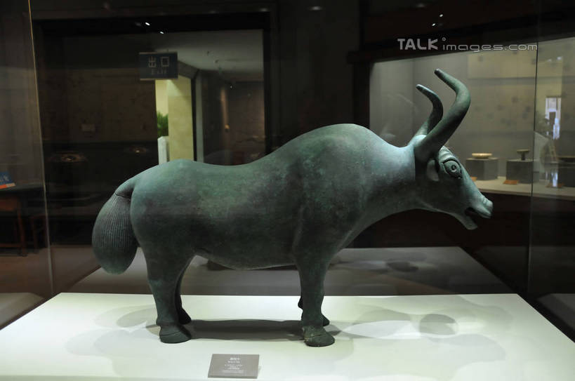 无人,博物馆,站,横图,室内,白天,正面,度假,美景,城市风光,城市,牛,雕塑,中国,亚洲,阴影,研究,艺术,装饰,光线,雕刻,雕像,影子,景观,灯光,教育,注视,娱乐,一只,动物,工艺品,观察,看,站着,享受,休闲,家畜,景色,放松,牲畜,观看,纪念,展览,美术,察看,关注,欣赏,主题,陈列,东亚,甘肃,甘肃省,中华人民共和国,省会,功能,美学,西北地区,兰州,兰州市,甘,典藏,兰州市博物馆,站立,彩图,全身,shsgf1