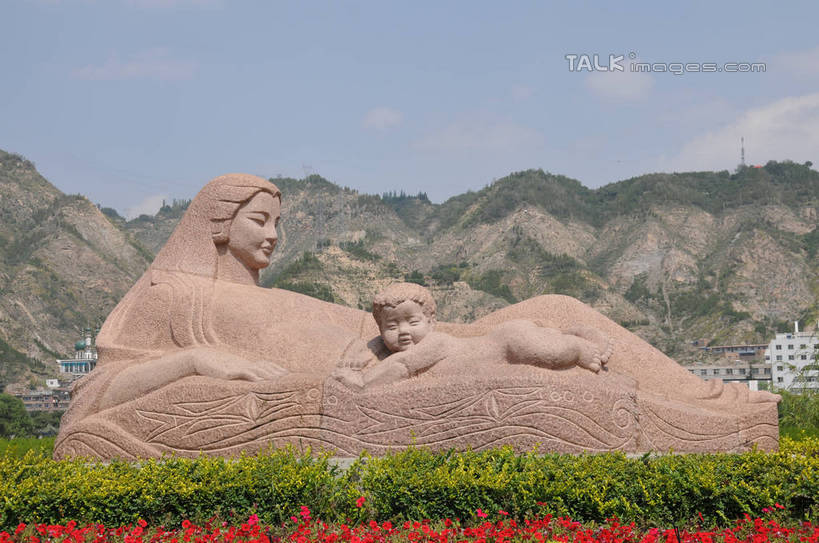 婴儿,儿童,无人,两个人,家庭,母亲,家,躺,横图,室外,白天,正面,度假,纯洁,花海,花圃,石头,美景,山,山脉,植物,城市风光,城市,叶子,雕塑,中国,亚洲,阴影,艺术,装饰,盛开,光线,雕刻,雕像,石子,影子,房屋,屋子,景观,山顶,山峰,云,云朵,公寓,山峦,花蕾,云彩,注视,娱乐,洋房,楼房,住宅,花,花瓣,花朵,花卉,鲜花,小孩,蓝色,绿色,白云,蓝天,天空,阳光,工艺品,花丛,花束,花田,群山,天,花苞,花蕊,观察,看,享受,休闲,温暖,温馨,一家人,景色,放松,可爱,母爱,童年,童趣,活泼,晴朗,观看,纪念,美术,和睦,察看,关注,主题,宝宝,陈列,童真,东亚,纯真,烂漫,无邪,沉积岩,甘肃,甘肃省,中华人民共和国,省会,功能,美学,西北地区,兰州,兰州市,甘,母婴,颠峰,极峰,水成岩,黄河母亲,卧着,伶俐,天真,年轻女性,女人,女性,孩子,年轻人,石块,岩石,晴空,躺着,卧,彩图,全身,房子,融洽,shsgf1