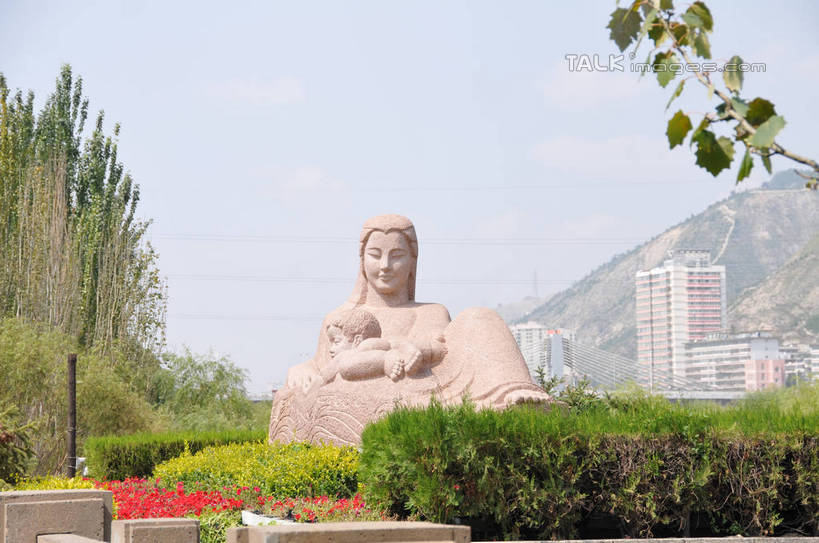 婴儿,儿童,无人,两个人,家庭,母亲,家,坐,横图,室外,白天,正面,度假,纯洁,花海,花圃,石头,美景,山,山脉,植物,城市风光,城市,叶子,雕塑,中国,亚洲,阴影,艺术,装饰,盛开,光线,雕刻,雕像,石子,影子,房屋,屋子,景观,山顶,山峰,云,云朵,公寓,山峦,花蕾,云彩,注视,娱乐,洋房,楼房,住宅,花,花瓣,花朵,花卉,鲜花,树,树木,小孩,蓝色,绿色,白云,蓝天,天空,阳光,自然,工艺品,花丛,花束,花田,群山,天,花苞,花蕊,观察,看,享受,休闲,温暖,温馨,一家人,景色,放松,可爱,母爱,童年,童趣,活泼,生长,晴朗,成长,观看,纪念,美术,和睦,察看,关注,主题,宝宝,陈列,童真,东亚,纯真,烂漫,无邪,沉积岩,甘肃,甘肃省,中华人民共和国,省会,功能,美学,西北地区,兰州,兰州市,甘,母婴,颠峰,极峰,水成岩,黄河母亲,伶俐,天真,年轻女性,女人,女性,孩子,年轻人,石块,岩石,晴空,坐着,彩图,全身,房子,融洽,shsgf1