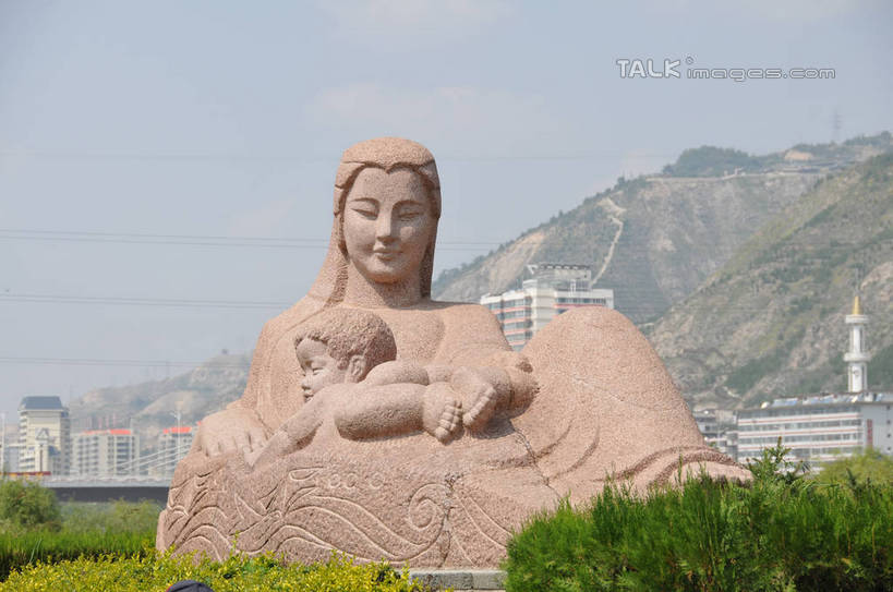 婴儿,儿童,无人,两个人,家庭,母亲,家,坐,横图,室外,白天,正面,度假,纯洁,石头,美景,山,山脉,植物,城市风光,城市,雕塑,中国,亚洲,阴影,艺术,装饰,光线,雕刻,雕像,石子,影子,房屋,屋子,景观,山顶,山峰,云,云朵,公寓,山峦,云彩,注视,娱乐,洋房,楼房,住宅,树,树木,小孩,蓝色,绿色,白云,蓝天,天空,阳光,自然,工艺品,群山,天,观察,看,享受,休闲,温暖,温馨,一家人,景色,放松,可爱,母爱,童年,童趣,活泼,生长,晴朗,成长,观看,纪念,美术,和睦,察看,关注,主题,宝宝,陈列,童真,东亚,纯真,烂漫,无邪,沉积岩,甘肃,甘肃省,中华人民共和国,省会,功能,美学,西北地区,兰州,兰州市,甘,母婴,颠峰,极峰,水成岩,黄河母亲,伶俐,天真,年轻女性,女人,女性,孩子,年轻人,石块,岩石,晴空,坐着,彩图,全身,房子,融洽,shsgf1