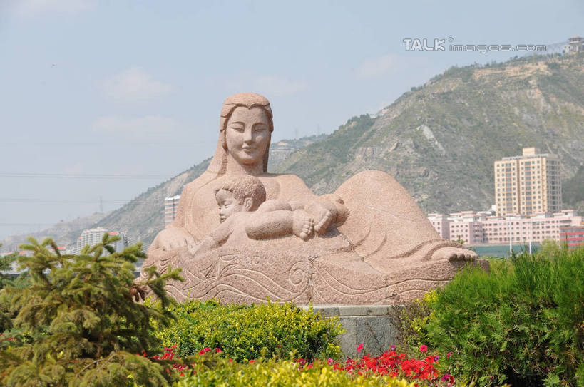 婴儿,儿童,无人,两个人,家庭,母亲,家,坐,横图,室外,白天,正面,度假,纯洁,花海,花圃,石头,美景,山,山脉,植物,城市风光,城市,叶子,雕塑,中国,亚洲,阴影,艺术,装饰,盛开,光线,雕刻,雕像,石子,影子,房屋,屋子,景观,山顶,山峰,云,云朵,公寓,山峦,花蕾,云彩,注视,娱乐,洋房,楼房,住宅,花,花瓣,花朵,花卉,鲜花,树,树木,小孩,蓝色,绿色,白云,蓝天,天空,阳光,自然,工艺品,花丛,花束,花田,群山,天,花苞,花蕊,观察,看,享受,休闲,温暖,温馨,一家人,景色,放松,可爱,母爱,童年,童趣,活泼,生长,晴朗,成长,观看,纪念,美术,和睦,察看,关注,主题,宝宝,陈列,童真,东亚,纯真,烂漫,无邪,沉积岩,甘肃,甘肃省,中华人民共和国,省会,功能,美学,西北地区,兰州,兰州市,甘,母婴,颠峰,极峰,水成岩,黄河母亲,伶俐,天真,年轻女性,女人,女性,孩子,年轻人,石块,岩石,晴空,坐着,彩图,全身,房子,融洽,shsgf1