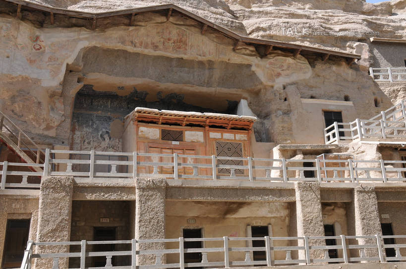 无人,寺庙,栏杆,露台,横图,室外,白天,仰视,旅游,度假,石头,名胜古迹,植物,阳台,标志建筑,地标,建筑,敦煌,中国,亚洲,阴影,节日,遗迹,光线,石子,影子,围栏,古迹,文化,文物,娱乐,建设,古建筑,护栏,树,树木,绿色,阳光,自然,庙宇,祈祷,享受,休闲,健康,旅游胜地,放松,许愿,宗教,佛教,信仰,生长,成长,纪念,祈求,古文明,东亚,甘肃,甘肃省,莫高窟,中华人民共和国,西北地区,甘,酒泉,酒泉市,释教,千佛洞,平安,石块,岩石,彩图,低角度拍摄,露天阳台,庙,寺,shsgf1