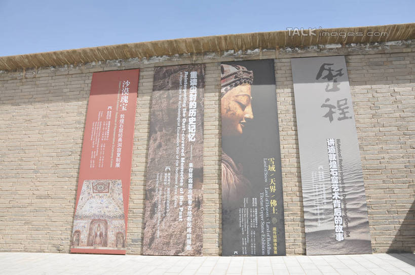 无人,横图,室外,白天,正面,度假,石头,美景,城市风光,城市,敦煌,中国,亚洲,一排,阴影,整齐,光线,石子,影子,纸,墙,景观,娱乐,墙壁,墙面,排列,蓝色,蓝天,天空,阳光,天,享受,休闲,景色,放松,晴朗,队列,东亚,甘肃,甘肃省,莫高窟,万里无云,中华人民共和国,西北地区,甘,酒泉,酒泉市,千佛洞,石块,岩石,晴空,晴空万里,彩图,shsgf1