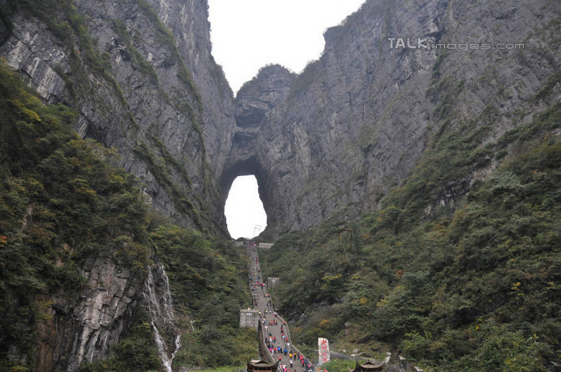 无人,横图,室外,白天,仰视,旅游,度假,石头,美景,森林,山,山脉,树林,植物,雾,张家界,中国,亚洲,阴影,朦胧,模糊,光线,石子,影子,景观,山顶,山峰,悬崖,山峦,娱乐,树,树木,绿色,阳光,自然,群山,享受,休闲,景色,放松,生长,成长,迷雾,自然风光,东亚,沉积岩,湖南,湖南省,中华人民共和国,绝壁,华中地区,湘,张家界市,颠峰,极峰,水成岩,天门山,石块,岩石,大雾,彩图,低角度拍摄,shsgf1