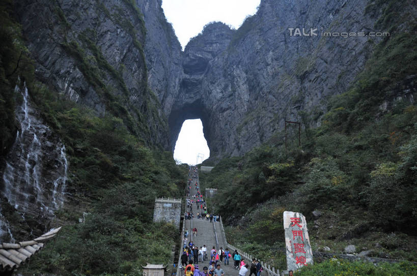 东方人,栏杆,站,横图,室外,白天,仰视,旅游,度假,石头,美景,森林,山,山脉,树林,植物,雾,楼梯,张家界,中国,亚洲,阴影,服装,朦胧,模糊,光线,扶手,石子,影子,阶梯,墙,景观,山顶,山峰,悬崖,云,云朵,围栏,山峦,许多人,云彩,注视,休闲装,黄种人,娱乐,护栏,墙壁,墙面,台阶,树,树木,衣服,蓝色,绿色,白云,蓝天,天空,阳光,自然,群山,天,观察,看,站着,一群人,享受,休闲,休闲服,景色,放松,服饰,生长,晴朗,成长,观看,迷雾,察看,关注,自然风光,东亚,沉积岩,湖南,湖南省,中华人民共和国,绝壁,华中地区,湘,张家界市,颠峰,极峰,水成岩,天门山,男人,男性,年轻男性,年轻女性,女人,女性,亚洲人,石块,岩石,大雾,晴空,站立,彩图,低角度拍摄,全身,shsgf1