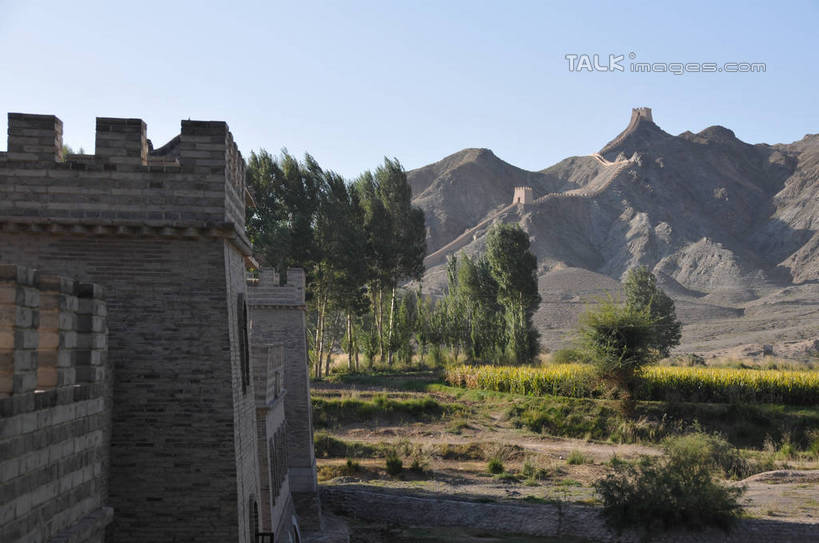 无人,横图,室外,白天,正面,旅游,度假,石头,名胜古迹,山,山脉,植物,门,标志建筑,地标,建筑,中国,亚洲,阴影,遗迹,光线,石子,影子,墙,屋顶,山峰,山峦,顶棚,古迹,文物,娱乐,建设,城墙,古建筑,墙壁,墙面,树,树木,蓝色,绿色,蓝天,天空,阳光,自然,门框,群山,天,享受,休闲,旅游胜地,放松,生长,晴朗,成长,古文明,东亚,甘肃,甘肃省,嘉峪关,万里无云,中华人民共和国,西北地区,甘,嘉峪关市,悬臂长城,瓮城,石块,岩石,晴空,晴空万里,彩图,shsgf1