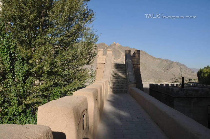 无人,横图,室外,白天,正面,旅游,度假,石头,名胜古迹,山,山脉,植物,门,标志建筑,地标,建筑,中国,亚洲,阴影,遗迹,光线,石子,影子,墙,屋顶,山峰,山峦,顶棚,古迹,文物,娱乐,建设,城墙,古建筑,墙壁,墙面,树,树木,蓝色,绿色,蓝天,天空,阳光,自然,门框,群山,天,享受,休闲,旅游胜地,放松,生长,晴朗,成长,古文明,东亚,甘肃,甘肃省,嘉峪关,万里无云,中华人民共和国,西北地区,甘,嘉峪关市,悬臂长城,瓮城,石块,岩石,晴空,晴空万里,彩图,shsgf1