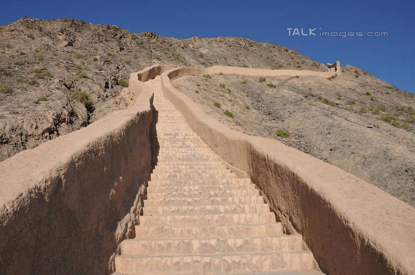 无人,横图,室外,白天,正面,旅游,度假,石头,名胜古迹,山,山脉,楼梯,标志建筑,地标,建筑,中国,亚洲,阴影,遗迹,光线,石子,影子,阶梯,墙,山峰,山峦,古迹,文物,娱乐,建设,古建筑,墙壁,墙面,台阶,蓝色,蓝天,天空,阳光,群山,天,享受,休闲,旅游胜地,放松,晴朗,古文明,东亚,甘肃,甘肃省,嘉峪关,万里无云,中华人民共和国,西北地区,甘,嘉峪关市,悬臂长城,石块,岩石,晴空,晴空万里,彩图,shsgf1