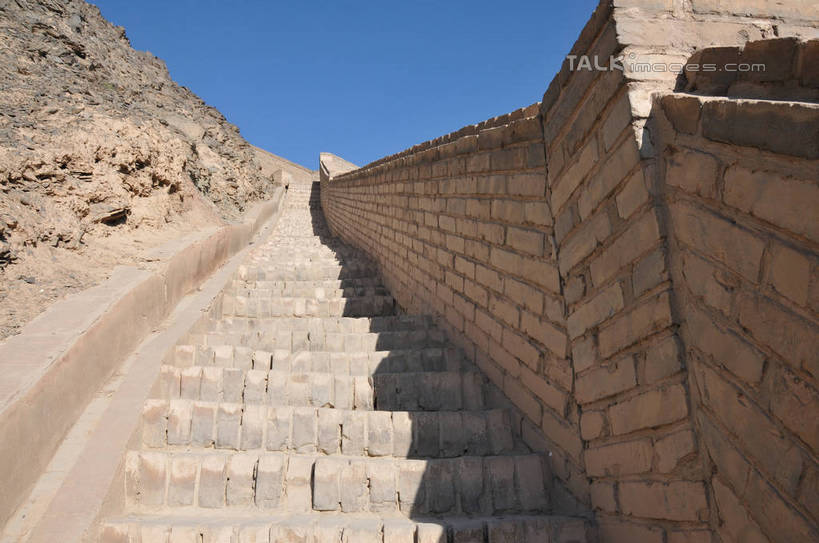 无人,横图,室外,白天,正面,旅游,度假,石头,名胜古迹,山,山脉,楼梯,标志建筑,地标,建筑,中国,亚洲,阴影,遗迹,光线,石子,影子,阶梯,墙,山峰,山峦,古迹,文物,娱乐,建设,古建筑,墙壁,墙面,台阶,蓝色,蓝天,天空,阳光,群山,天,享受,休闲,旅游胜地,放松,晴朗,古文明,东亚,甘肃,甘肃省,嘉峪关,万里无云,中华人民共和国,西北地区,甘,嘉峪关市,悬臂长城,石块,岩石,晴空,晴空万里,彩图,shsgf1