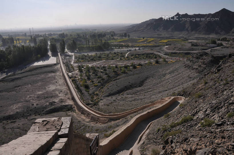 无人,横图,俯视,室外,白天,旅游,度假,草地,草坪,石头,名胜古迹,山,山脉,植物,楼梯,标志建筑,地标,建筑,中国,亚洲,阴影,遗迹,光线,石子,影子,阶梯,墙,山峰,山峦,古迹,文物,娱乐,建设,古建筑,墙壁,墙面,台阶,草,树,树木,蓝色,绿色,蓝天,天空,阳光,群山,天,享受,休闲,旅游胜地,放松,生长,晴朗,成长,古文明,东亚,甘肃,甘肃省,嘉峪关,万里无云,中华人民共和国,西北地区,甘,嘉峪关市,悬臂长城,石块,岩石,晴空,晴空万里,彩图,高角度拍摄,shsgf1