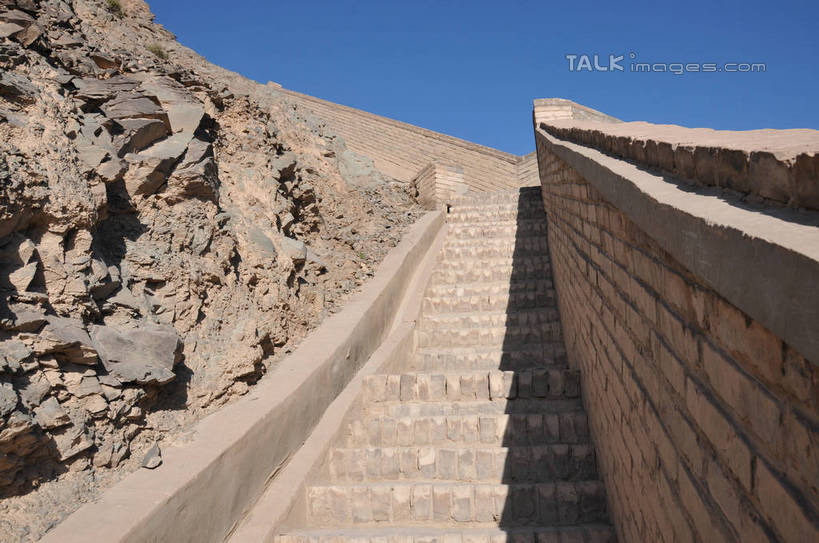 无人,横图,室外,白天,正面,旅游,度假,石头,名胜古迹,山,山脉,楼梯,标志建筑,地标,建筑,中国,亚洲,阴影,遗迹,光线,石子,影子,阶梯,墙,山峰,山峦,古迹,文物,娱乐,建设,古建筑,墙壁,墙面,台阶,蓝色,蓝天,天空,阳光,群山,天,享受,休闲,旅游胜地,放松,晴朗,古文明,东亚,甘肃,甘肃省,嘉峪关,万里无云,中华人民共和国,西北地区,甘,嘉峪关市,悬臂长城,石块,岩石,晴空,晴空万里,彩图,shsgf1