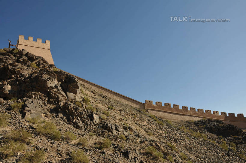 无人,横图,室外,白天,仰视,旅游,度假,草地,草坪,石头,名胜古迹,山,山脉,植物,楼梯,标志建筑,地标,建筑,中国,亚洲,阴影,遗迹,光线,石子,影子,阶梯,墙,山峰,山峦,古迹,文物,娱乐,建设,古建筑,墙壁,墙面,台阶,草,树,树木,蓝色,绿色,蓝天,天空,阳光,群山,天,享受,休闲,旅游胜地,放松,生长,晴朗,成长,古文明,东亚,甘肃,甘肃省,嘉峪关,万里无云,中华人民共和国,西北地区,甘,嘉峪关市,悬臂长城,石块,岩石,晴空,晴空万里,彩图,低角度拍摄,shsgf1