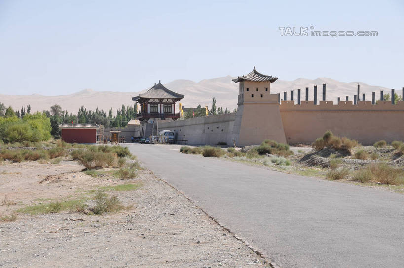 无人,横图,室外,白天,正面,旅游,度假,草地,草坪,名胜古迹,植物,门,标志建筑,道路,地标,建筑,路,公共汽车,敦煌,中国,亚洲,一辆,阴影,遗迹,光线,影子,墙,屋顶,小路,巴士,公交车,交通,顶棚,古迹,文物,娱乐,城门,建设,城墙,古建筑,墙壁,墙面,车,草,树,树木,蓝色,绿色,蓝天,天空,阳光,门框,交通工具,天,享受,休闲,旅游胜地,放松,生长,晴朗,成长,载具,古文明,东亚,甘肃,甘肃省,万里无云,中华人民共和国,西北地区,甘,酒泉,酒泉市,小方盘城,玉门关,瓮城,晴空,晴空万里,彩图,shsgf1