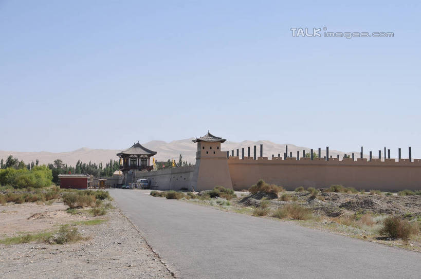 无人,横图,室外,白天,正面,旅游,度假,草地,草坪,名胜古迹,植物,门,标志建筑,道路,地标,建筑,路,公共汽车,敦煌,中国,亚洲,一辆,阴影,遗迹,光线,影子,墙,屋顶,小路,巴士,公交车,交通,顶棚,古迹,文物,娱乐,城门,建设,城墙,古建筑,墙壁,墙面,车,草,树,树木,蓝色,绿色,蓝天,天空,阳光,门框,交通工具,天,享受,休闲,旅游胜地,放松,生长,晴朗,成长,载具,古文明,东亚,甘肃,甘肃省,万里无云,中华人民共和国,西北地区,甘,酒泉,酒泉市,小方盘城,玉门关,瓮城,晴空,晴空万里,彩图,shsgf1