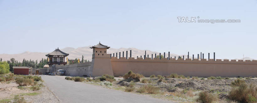 无人,横图,室外,白天,正面,旅游,度假,草地,草坪,名胜古迹,植物,门,标志建筑,道路,地标,建筑,路,公共汽车,敦煌,中国,亚洲,一辆,阴影,遗迹,光线,影子,墙,屋顶,小路,巴士,公交车,交通,顶棚,古迹,文物,娱乐,城门,建设,城墙,古建筑,墙壁,墙面,车,草,树,树木,蓝色,绿色,蓝天,天空,阳光,门框,交通工具,天,享受,休闲,旅游胜地,放松,生长,晴朗,成长,载具,古文明,东亚,甘肃,甘肃省,万里无云,中华人民共和国,西北地区,甘,酒泉,酒泉市,瓮城,晴空,晴空万里,彩图,shsgf1