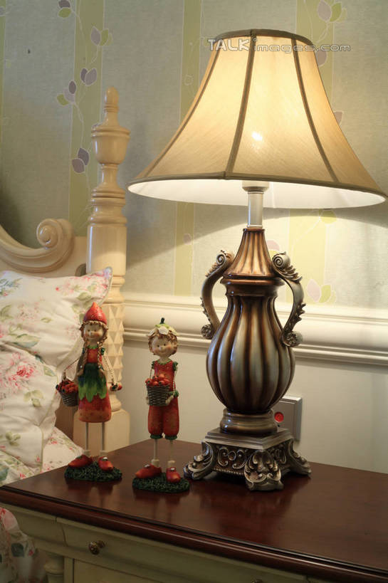 西方人,无人,两个人,夫妻,家,站,捧,笑,微笑,露齿笑,竖图,室内,白天,正面,爱情,摆设,别墅,床,家具,靠垫,台灯,卧室,装修,桌子,建筑,草莓,浆果,帽子,水果,玩具,照明,欧洲,欧式,欧洲人,一堆,许多,堆叠,堆积,服装,新鲜,艺术,装饰,人偶,玩偶,房屋,墙,双人床,屋子,公寓,灯光,生食,食品,果实,床单,靠枕,艺术品,豪华,浪漫,注视,休闲装,被子,建设,现代,装潢,洋房,楼房,墙壁,墙面,住宅,陈设,灯,食物,衣服,模型,竹筐,工艺品,抱枕,灯具,室内装潢,枕头,观察,看,站着,休闲,休闲服,恩爱,恋人,服饰,有机食品,绿色食品,观看,堆,工艺,样板房,明亮,照亮,察看,安排,舒适,被单,家居装潢,照明设备,关注,房屋设计,地中海风格,古典风格,简约风格,陈列,部署,室内设计,宽敞,样板房装潢,铺排,男人,男性,年轻男性,年轻女性,女人,女性,白种人,夫妇,情侣,设计,洋莓,水果皇后,红莓,地莓,端,端着,捧着,手捧,站立,彩图,全身,房子,睡房,卧房,伴侣,shslj1