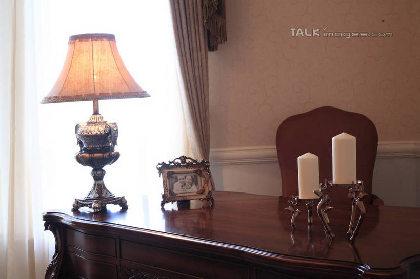 无人,家,横图,照片,室内,白天,正面,摆设,别墅,窗帘,家具,书房,台灯,装修,桌子,建筑,蜡烛,椅子,相框,照明,欧式,两根,花纹,装饰,烛台,办公桌,房屋,木椅,墙,屋子,公寓,灯光,古典,豪华,建设,现代,装潢,洋房,楼房,墙壁,墙面,住宅,陈设,灯,白色,灯具,室内装潢,摄影,样板房,明亮,照亮,安排,舒适,家居装潢,照明设备,房屋设计,地中海风格,古典风格,简约风格,陈列,部署,室内设计,宽敞,样板房装潢,铺排,设计,相片,彩图,拍摄,照相,房子,shslj1