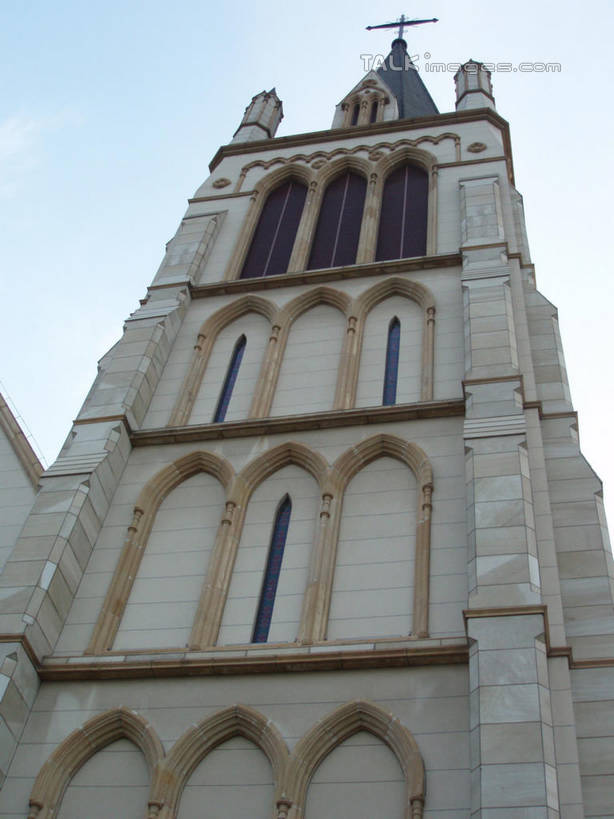 无人,教堂,竖图,室外,白天,仰视,旅游,度假,标志建筑,地标,建筑,上海,中国,亚洲,阴影,节日,光线,影子,文化,娱乐,建设,蓝色,蓝天,天空,阳光,天,祈祷,享受,休闲,健康,旅游胜地,放松,许愿,宗教,泰晤士小镇,信仰,晴朗,纪念,祈求,申,信念,东亚,松江区,上海市,松江新城,万里无云,中华人民共和国,沪,华东地区,平安,晴空,晴空万里,彩图,低角度拍摄,大教堂,礼拜堂,shslj1