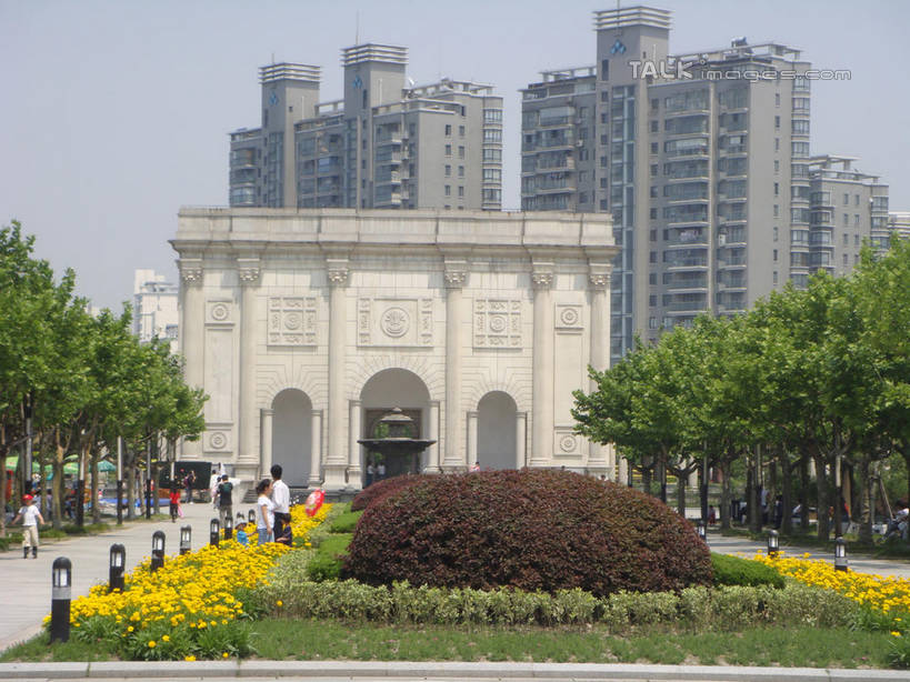 东方人,公园,家,站,走,横图,室外,白天,正面,旅游,度假,草地,草坪,花海,花圃,树林,植物,标志建筑,地标,建筑,路灯,叶子,照明,上海,中国,亚洲,行人,游客,游人,阴影,服装,盛开,光线,影子,房屋,屋子,公寓,灯光,许多人,花蕾,注视,休闲装,黄种人,娱乐,建设,洋房,楼房,路人,旅客,住宅,灯,草,花,花瓣,花朵,花卉,鲜花,树,树木,衣服,蓝色,绿色,蓝天,天空,阳光,自然,花丛,花束,花田,天,花苞,花蕊,观察,看,站着,一群人,享受,休闲,休闲服,旅游胜地,放松,服饰,大宁灵石公园,生长,晴朗,成长,观看,照亮,申,察看,照明设备,关注,东亚,上海市,万里无云,中华人民共和国,沪,华东地区,闸北区,过客,男人,男性,年轻男性,年轻女性,女人,女性,亚洲人,晴空,晴空万里,步行,散步,站立,走路,彩图,全身,房子,广中西路,shslj1