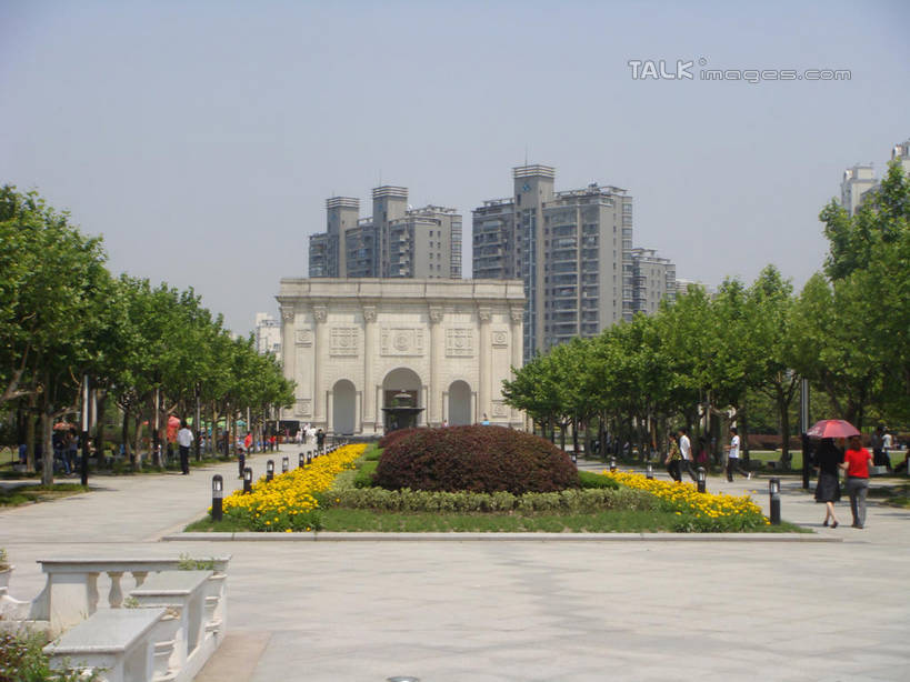 东方人,公园,家,站,走,横图,室外,白天,正面,旅游,度假,草地,草坪,花海,花圃,树林,植物,标志建筑,地标,建筑,路灯,叶子,照明,上海,中国,亚洲,行人,游客,游人,阴影,服装,盛开,光线,影子,房屋,屋子,公寓,灯光,许多人,花蕾,注视,休闲装,黄种人,娱乐,建设,洋房,楼房,路人,旅客,住宅,灯,草,花,花瓣,花朵,花卉,鲜花,树,树木,衣服,蓝色,绿色,蓝天,天空,阳光,自然,花丛,花束,花田,天,花苞,花蕊,观察,看,站着,一群人,享受,休闲,休闲服,旅游胜地,放松,服饰,大宁灵石公园,生长,晴朗,成长,观看,照亮,申,察看,照明设备,关注,东亚,上海市,万里无云,中华人民共和国,沪,华东地区,闸北区,过客,男人,男性,年轻男性,年轻女性,女人,女性,亚洲人,晴空,晴空万里,步行,散步,站立,走路,彩图,全身,房子,广中西路,shslj1