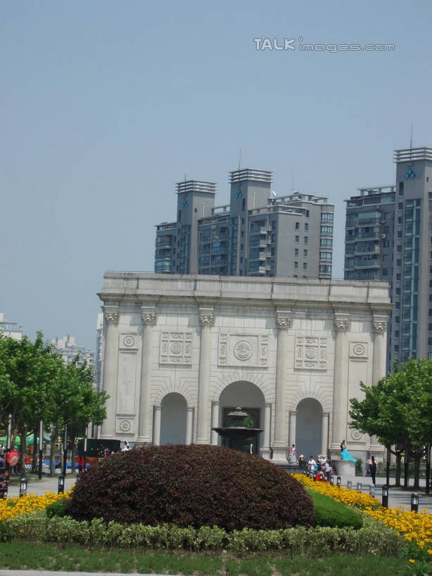 无人,公园,家,竖图,室外,白天,正面,旅游,度假,草地,草坪,花海,花圃,树林,植物,门,标志建筑,地标,建筑,路灯,叶子,照明,上海,中国,亚洲,阴影,盛开,光线,影子,房屋,屋子,公寓,拱门,灯光,花蕾,娱乐,建设,洋房,楼房,住宅,灯,草,花,花瓣,花朵,花卉,鲜花,树,树木,蓝色,绿色,蓝天,天空,阳光,自然,门框,花丛,花束,花田,天,花苞,花蕊,享受,休闲,旅游胜地,放松,大宁灵石公园,生长,晴朗,成长,照亮,申,照明设备,东亚,上海市,万里无云,中华人民共和国,沪,华东地区,闸北区,晴空,晴空万里,彩图,房子,广中西路,shslj1