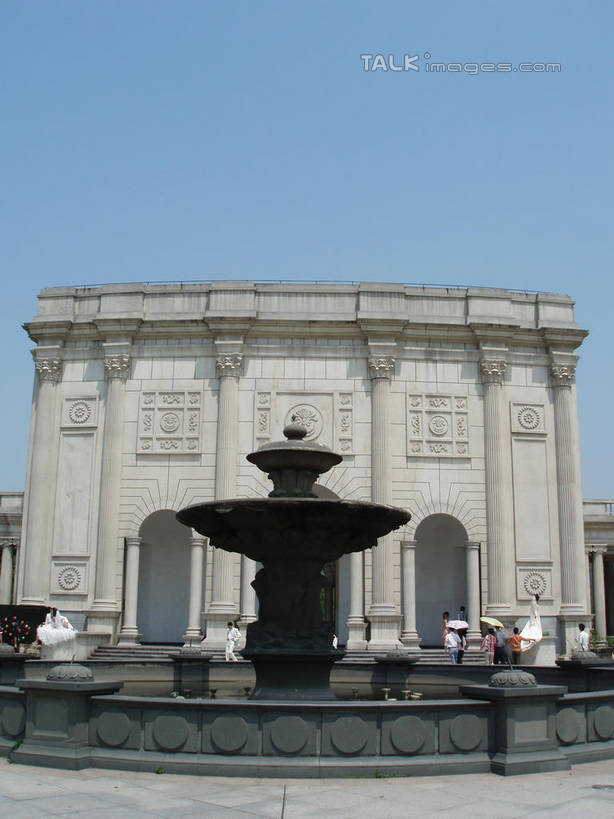 东方人,公园,站,走,竖图,室外,白天,正面,旅游,度假,标志建筑,地标,建筑,喷泉,上海,中国,亚洲,行人,游客,游人,阴影,服装,光线,影子,墙,景观,拱门,许多人,注视,休闲装,黄种人,文化,娱乐,建设,路人,旅客,墙壁,墙面,衣服,蓝色,蓝天,天空,阳光,天,观察,看,品味,站着,一群人,享受,休闲,休闲服,旅游胜地,放松,服饰,大宁灵石公园,晴朗,观看,申,察看,关注,水景,东亚,上海市,万里无云,中华人民共和国,沪,华东地区,美观,闸北区,过客,男人,男性,年轻男性,年轻女性,女人,女性,亚洲人,设计,晴空,晴空万里,步行,散步,站立,走路,半身,彩图,广中西路,shslj1