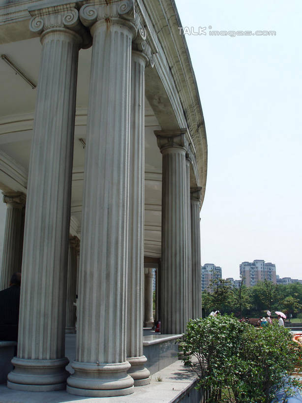 无人,公园,栏杆,竖图,室外,白天,仰视,旅游,度假,植物,标志建筑,地标,建筑,上海,中国,亚洲,阴影,光线,影子,柱子,拱门,围栏,娱乐,建设,护栏,树,树木,蓝色,绿色,蓝天,天空,阳光,自然,天,享受,休闲,旅游胜地,放松,大宁灵石公园,生长,晴朗,成长,申,东亚,上海市,万里无云,中华人民共和国,沪,华东地区,闸北区,晴空,晴空万里,彩图,低角度拍摄,广中西路,shslj1