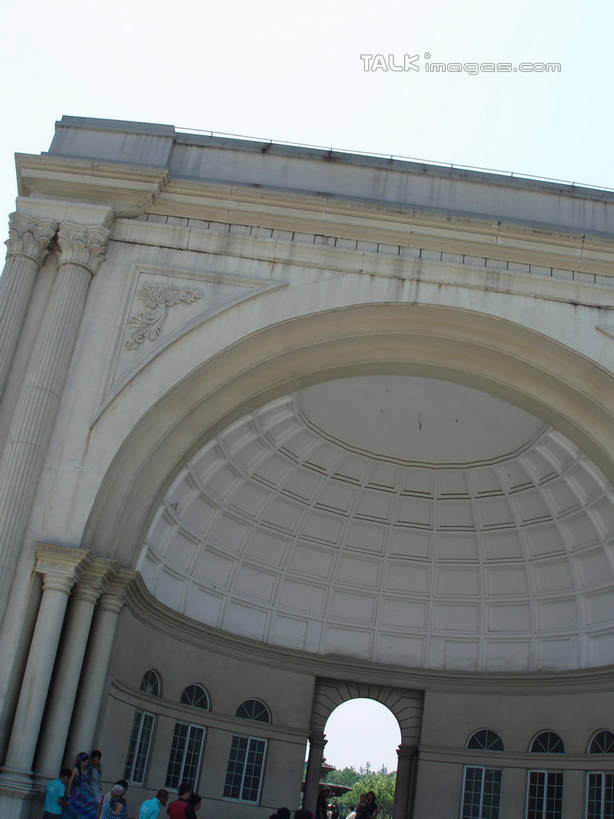 无人,公园,竖图,室外,白天,仰视,旅游,度假,标志建筑,地标,建筑,雕塑,上海,中国,亚洲,阴影,艺术,装饰,光线,雕刻,雕像,影子,拱门,娱乐,建设,蓝色,蓝天,天空,阳光,工艺品,天,享受,休闲,旅游胜地,放松,大宁灵石公园,晴朗,纪念,美术,申,主题,陈列,东亚,上海市,万里无云,中华人民共和国,沪,华东地区,功能,美学,闸北区,晴空,晴空万里,彩图,低角度拍摄,广中西路,shslj1