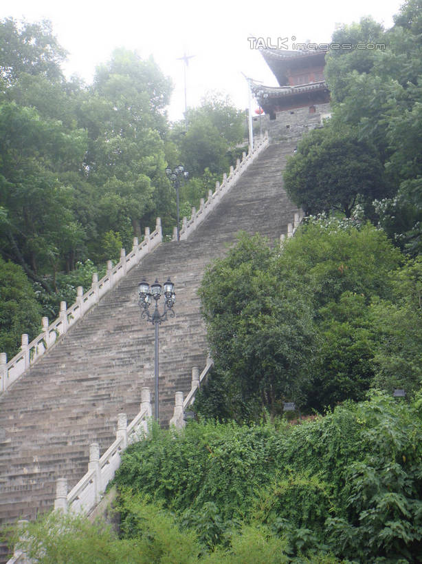 无人,栏杆,竖图,室外,白天,正面,旅游,度假,名胜古迹,树林,植物,楼梯,标志建筑,地标,建筑,路灯,照明,中国,亚洲,阴影,遗迹,光线,扶手,瓦片,影子,阶梯,屋顶,灯光,顶棚,瓦,古迹,文物,娱乐,建设,古建筑,浙江,护栏,台阶,灯,树,树木,浙江省,绿色,天空,阳光,自然,天,享受,休闲,旅游胜地,放松,建造,江南长城,临海,生长,成长,照亮,照明设备,古文明,东亚,屋瓦,中华人民共和国,华东地区,浙,台州,台州市,彩图,临海市,台州府城墙,shslj1