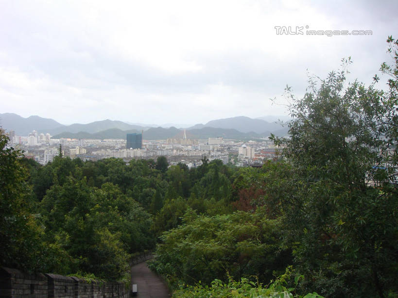 无人,家,横图,室外,白天,正面,旅游,度假,美景,山,山脉,树林,植物,城市风光,城市,建筑,中国,亚洲,房屋,屋子,景观,山峰,乌云,云,阴天,云朵,公寓,建筑群,山峦,云彩,娱乐,建设,洋房,浙江,楼房,住宅,树,树木,浙江省,绿色,天空,自然,群山,天,享受,休闲,景色,放松,江南长城,临海,生长,成长,昏暗,阴沉,东亚,中华人民共和国,华东地区,浙,台州,台州市,彩图,房子,临海市,台州府城墙,shslj1