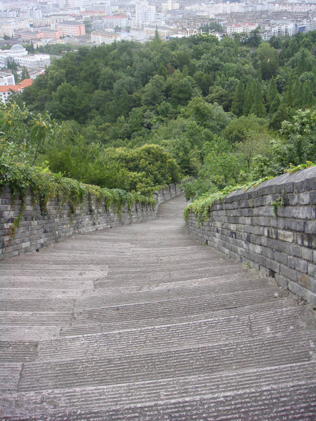 无人,家,栏杆,竖图,俯视,室外,白天,旅游,度假,建材,名胜古迹,森林,山,山脉,树林,植物,楼梯,标志建筑,地标,建筑,中国,亚洲,遗迹,材料,扶手,砖,砖块,房屋,阶梯,墙,屋子,山峰,公寓,山峦,古迹,文物,娱乐,建设,古建筑,洋房,浙江,护栏,楼房,墙壁,墙面,台阶,住宅,树,树木,浙江省,绿色,自然,群山,享受,休闲,砖头,旅游胜地,放松,建造,江南长城,临海,生长,成长,古文明,东亚,中华人民共和国,华东地区,浙,台州,台州市,石料,彩图,高角度拍摄,房子,砌墙砖,临海市,台州府城墙,shslj1