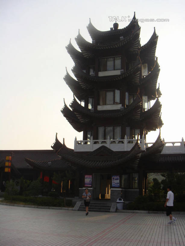 东方人,两个人,站,竖图,室外,白天,仰视,旅游,度假,名胜古迹,标志建筑,地标,建筑,仙居,中国,亚洲,行人,阴影,服装,遗迹,光线,影子,塔,注视,休闲装,黄种人,古迹,文物,娱乐,建设,古建筑,浙江,宝塔,路人,佛塔,浙江省,衣服,蓝色,蓝天,天空,阳光,天,观察,看,站着,享受,休闲,休闲服,旅游胜地,放松,服饰,临海,晴朗,观看,察看,关注,古文明,东亚,万里无云,中华人民共和国,华东地区,浙,台州,台州市,浮图,浮屠,过客,男人,男性,年轻男性,亚洲人,晴空,晴空万里,站立,彩图,低角度拍摄,全身,塔婆,浮图塔,浮头,佛图,临海市,仙居县,shslj1