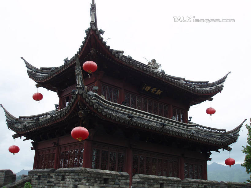 无人,横图,室外,白天,仰视,旅游,度假,名胜古迹,标志建筑,地标,建筑,照明,中国,亚洲,吊挂,悬挂,阴影,遗迹,光线,灯笼,瓦片,影子,纸灯笼,屋顶,挂,顶棚,瓦,古迹,文物,娱乐,建设,古建筑,浙江,浙江省,红色,蓝色,蓝天,天空,阳光,灯具,天,享受,休闲,旅游胜地,放松,建造,江南长城,临海,晴朗,照亮,照明设备,古文明,东亚,屋瓦,万里无云,中华人民共和国,华东地区,浙,台州,台州市,晴空,晴空万里,彩图,低角度拍摄,临海市,台州府城墙,shslj1