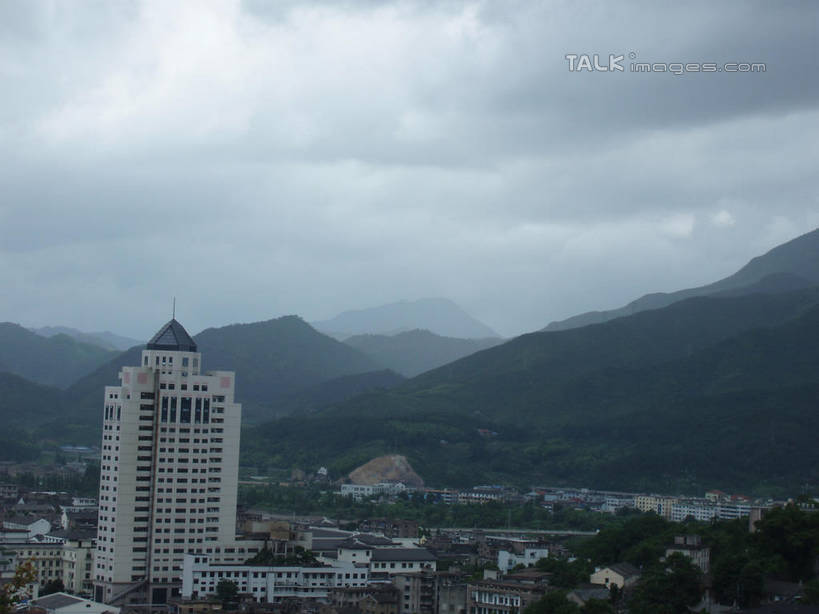 无人,家,高楼大厦,横图,室外,白天,正面,旅游,度假,美景,山,山脉,树林,植物,城市风光,城市,大厦,建筑,摩天大楼,仙居,中国,亚洲,房屋,屋子,景观,山峰,乌云,云,阴天,云朵,公寓,建筑群,山峦,云彩,娱乐,建设,洋房,浙江,楼房,住宅,树,树木,浙江省,绿色,天空,自然,群山,天,享受,休闲,景色,放松,生长,成长,昏暗,阴沉,东亚,中华人民共和国,华东地区,浙,台州,台州市,彩图,房子,大楼,高层建筑,高楼,摩天楼,仙居县,shslj1
