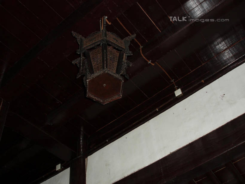 无人,栏杆,横图,室内,白天,仰视,旅游,度假,名胜古迹,天花板,标志建筑,地标,建筑,照明,仙居,中国,亚洲,阴影,遗迹,反射,影子,围栏,灯光,古迹,文物,娱乐,建设,古建筑,浙江,护栏,吊灯,灯,浙江省,红色,灯具,享受,休闲,旅游胜地,放松,照亮,照明设备,古文明,东亚,中华人民共和国,华东地区,浙,台州,台州市,彩图,低角度拍摄,仙居县,shslj1