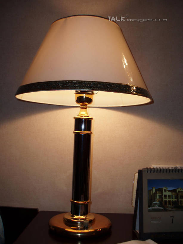 无人,宾馆,竖图,室内,白天,正面,床,台灯,卧室,桌子,台历,照明,阴影,时间,光线,木制,影子,灯光,床单,计时,茶几,被子,灯,木制品,灯具,单人床,照亮,日期,被单,照明设备,日历,彩图,睡房,卧房,客店,客栈,旅店,旅馆,旅舍,shslj1